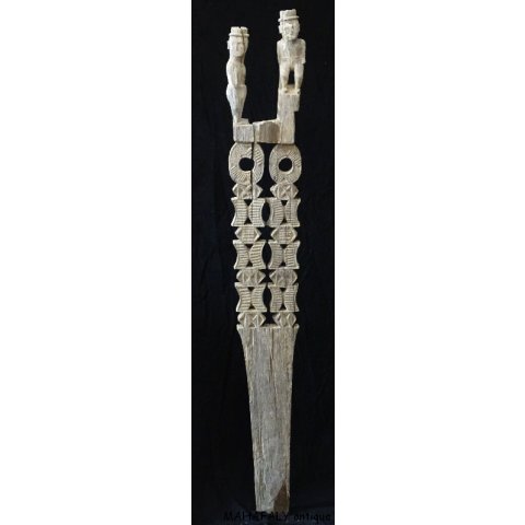 AL186 original AloAlo Grabstele der Mahafaly Gerichtsverhandlung oder Verh&ouml;r 155 cm ca. 1930