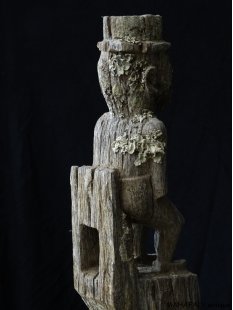 AL186 original AloAlo Grabstele der Mahafaly Gerichtsverhandlung oder Verh&ouml;r 155 cm ca. 1930