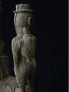 AL186 original AloAlo Grabstele der Mahafaly Gerichtsverhandlung oder Verh&ouml;r 155 cm ca. 1930