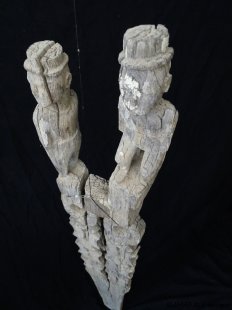 AL186 original AloAlo Grabstele der Mahafaly Gerichtsverhandlung oder Verh&ouml;r 155 cm ca. 1930