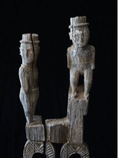 AL186 original AloAlo Grabstele der Mahafaly Gerichtsverhandlung oder Verh&ouml;r 155 cm ca. 1930