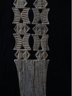 AL186 original AloAlo Grabstele der Mahafaly Gerichtsverhandlung oder Verh&ouml;r 155 cm ca. 1930