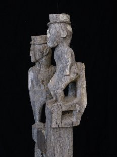 AL186 original AloAlo Grabstele der Mahafaly Gerichtsverhandlung oder Verh&ouml;r 155 cm ca. 1930