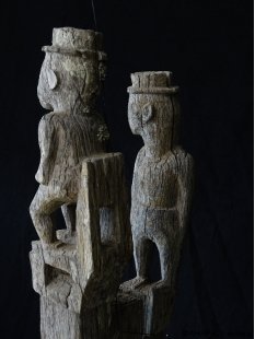 AL186 original AloAlo Grabstele der Mahafaly Gerichtsverhandlung oder Verh&ouml;r 155 cm ca. 1930