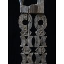 AL186 original AloAlo Grabstele der Mahafaly Gerichtsverhandlung oder Verh&ouml;r 155 cm ca. 1930