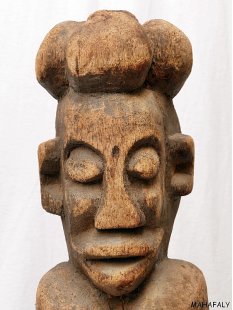 MF210 Skulptur der Antaisaka weibliche W&auml;chterfigur...