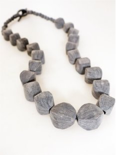 Hornkette Haba grau geschliffen 55 cmNaturschmuck BIO &Ouml;KO - 50 % reduziert