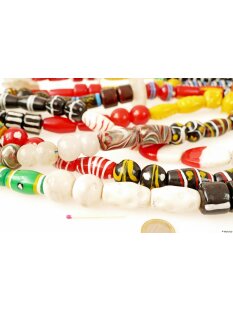 Recycling Plaste Perlen Strang vakana gasy -XS- 210 cm aus 120 Perlen 12 - 25 mm aus recyceltem Plastikabfall = Code H