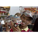 Recycling Plaste Perlen Strang vakana gasy -XS- 210 cm aus 120 Perlen 12 - 25 mm aus recyceltem Plastikabfall = Code H