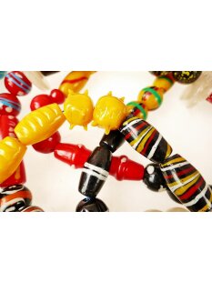 Recycling Plaste Perlen Strang vakana gasy -M- 300 cm aus 120 Perlen 25 - 45 mm aus recyceltem Plastikabfall = Code M