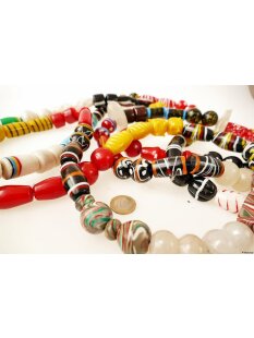 Recycling Plaste Perlen Strang vakana gasy -M- 300 cm aus 120 Perlen 25 - 45 mm aus recyceltem Plastikabfall = Code M