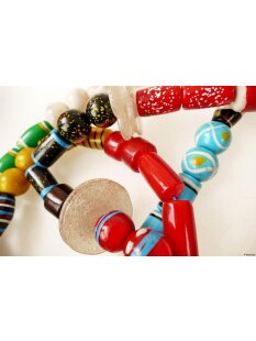 Recycling Plaste Perlen Strang vakana gasy -M- 300 cm aus 120 Perlen 25 - 45 mm aus recyceltem Plastikabfall = Code M