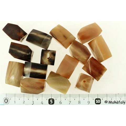 Hornperlen Naturfarben Caramel poliert 100 g. Freeform prisma 20 - 30 mm
