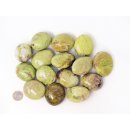 1 kg Handst&uuml;cken Handschmeichler Trommelstein  Madagaskar Opal gr&uuml;n Prasopal poliert