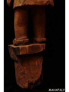 AL126 original AloAlo Skulptur der Mahafaly Grabw&auml;chter Frau mit Badelatschen 100 cm ca. 1950