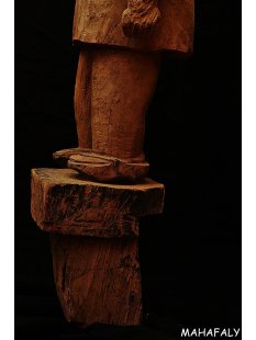 AL126 original AloAlo Skulptur der Mahafaly Grabw&auml;chter Frau mit Badelatschen 100 cm ca. 1950