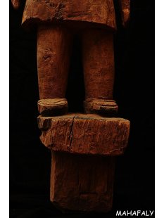 AL126 original AloAlo Skulptur der Mahafaly Grabw&auml;chter Frau mit Badelatschen 100 cm ca. 1950