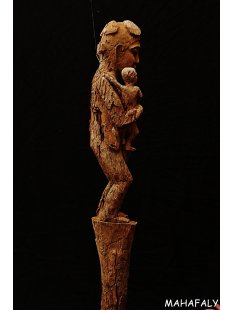 AL129 AloAlo Skulptur der Sakalava Grabw&auml;chter Die Frau mit Baby 140 cm ca. 1930