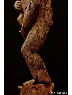 AL129 AloAlo Skulptur der Sakalava Grabw&auml;chter Die Frau mit Baby 140 cm ca. 1930