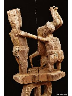 AL136 original AloAlo Grabstele der Mahafaly antik Ringkampf 180 cm ca. 1940