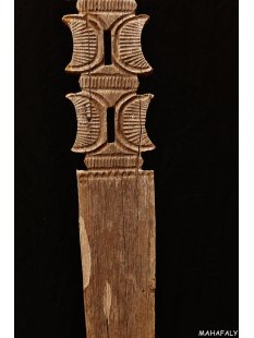 AL136 original AloAlo Grabstele der Mahafaly antik Ringkampf 180 cm ca. 1940