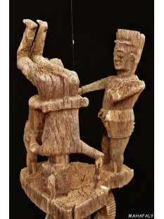 AL136 original AloAlo Grabstele der Mahafaly antik Ringkampf 180 cm ca. 1940