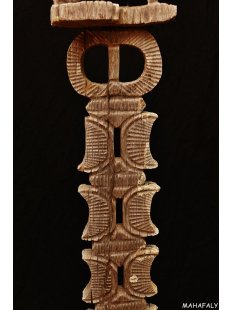 AL136 original AloAlo Grabstele der Mahafaly antik Ringkampf 180 cm ca. 1940