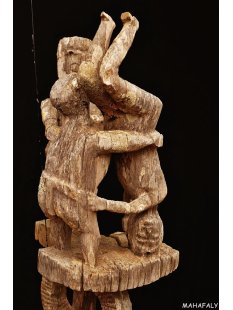 AL136 original AloAlo Grabstele der Mahafaly antik Ringkampf 180 cm ca. 1940