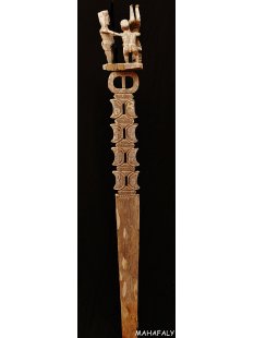 AL136 original AloAlo Grabstele der Mahafaly antik Ringkampf 180 cm ca. 1940