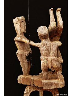 AL136 original AloAlo Grabstele der Mahafaly antik Ringkampf 180 cm ca. 1940