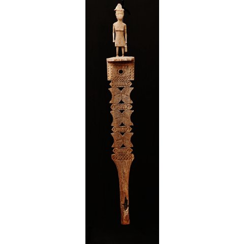 AL199 original AloAlo Grabstele der Mahafaly Frau mit Tasche 160 cm, 1969