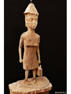 AL199 original AloAlo Grabstele der Mahafaly Frau mit Tasche 160 cm, 1969