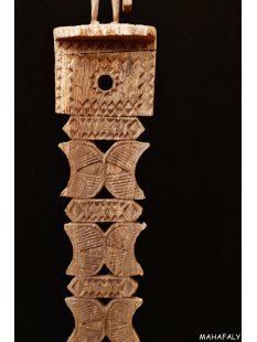 AL199 original AloAlo Grabstele der Mahafaly Frau mit Tasche 160 cm, 1969