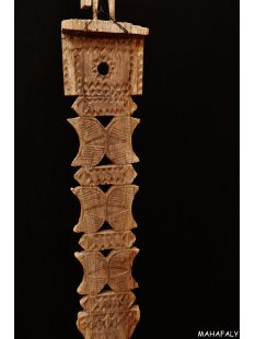 AL199 original AloAlo Grabstele der Mahafaly Frau mit Tasche 160 cm, 1969