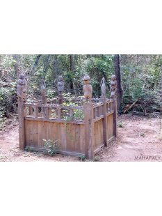 AL375 Grabstele der Sakalava Vogel Lolo 122 cm 1950