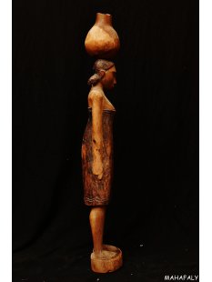MF376 Skulptur der Mahafaly Wassertr&auml;gerin 1975 = 75 cm