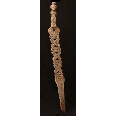 1960 AL AloAlo Grabstele der Mahafaly sitzende Frau mit Kopfschmuck 150 cm