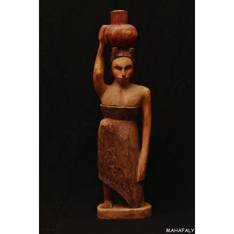 MF380 Skulptur der Mahafaly kniende Wassertr&auml;gerin 1975 = 81 cm