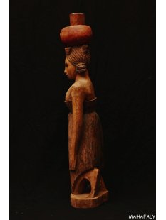 MF380 Skulptur der Mahafaly kniende Wassertr&auml;gerin...