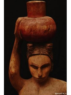 MF380 Skulptur der Mahafaly kniende Wassertr&auml;gerin 1975 = 81 cm