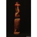 MF380 Skulptur der Mahafaly kniende Wassertr&auml;gerin 1975 = 81 cm