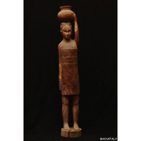 MF381 Skulptur der Mahafaly Wassertr&auml;gerin 1975 = 100 cm