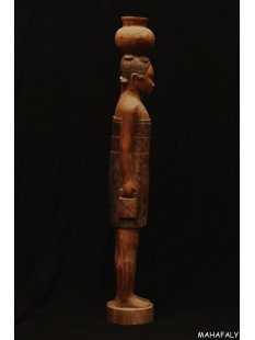 MF381 Skulptur der Mahafaly Wassertr&auml;gerin 1975 = 100 cm