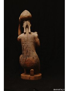 MF386 Skulptur der Mahafaly Wassertr&auml;gerin 1975 = 65 cm