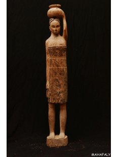 MF394 Skulptur der Mahafaly Wassertr&auml;gerin 1975 = 95 cm