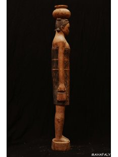MF394 Skulptur der Mahafaly Wassertr&auml;gerin 1975 = 95 cm