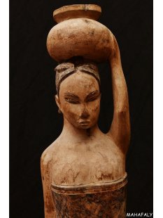 MF394 Skulptur der Mahafaly Wassertr&auml;gerin 1975 = 95 cm