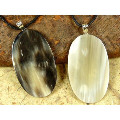 Horn Anh&auml;nger Agostina  versilberter Anh&auml;nger 7 x 10 cm oval heller Grundton