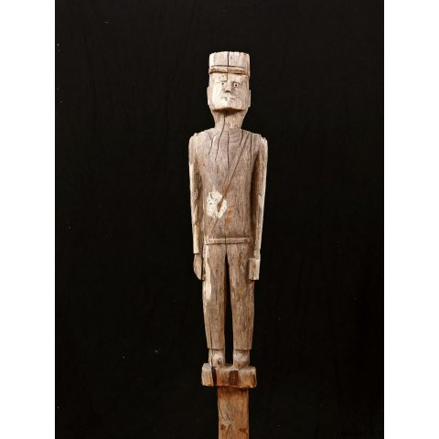 AL06 original AloAlo Grabstele der Mahafaly antik Gendarm mit Tasche 120 cm ca. 1920