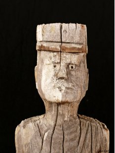 AL06 original AloAlo Grabstele der Mahafaly antik Gendarm mit Tasche 120 cm ca. 1920